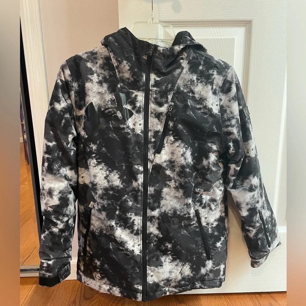 Under Armour storm proof ski/snow jacket Boys size M